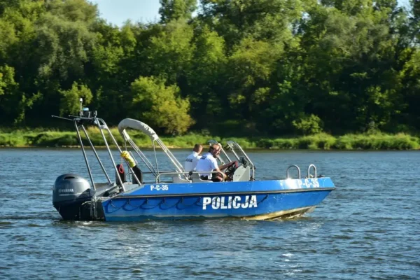 Policjanci wodnicy czuwają nad bezpieczeństwem na jeziorze Jamno w czasie wakacji