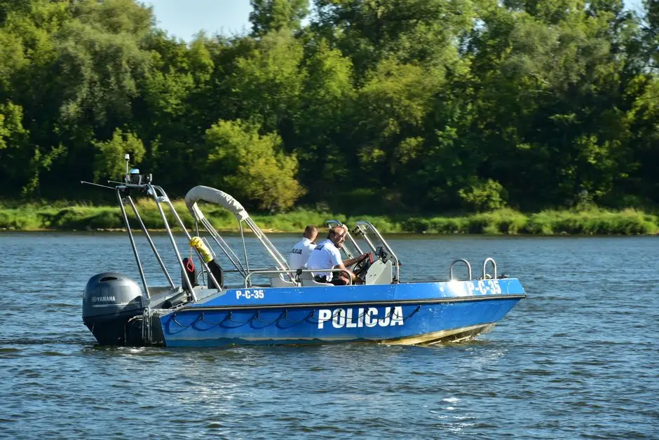 Policjanci wodnicy czuwają nad bezpieczeństwem na jeziorze Jamno w czasie wakacji