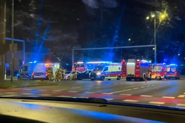 Nocny wypadek na skrzyżowaniu w Koszalinie – dwie osoby trafiły do szpitala