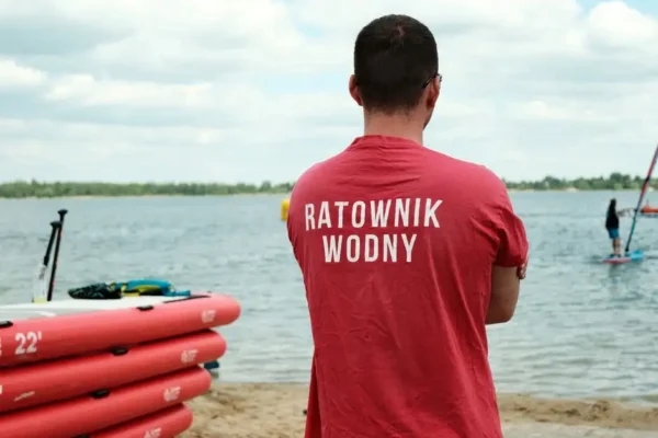 Zakończenie sezonu 2026 w Łazach: podziękowania dla ratowników i wspólna zabawa na plaży