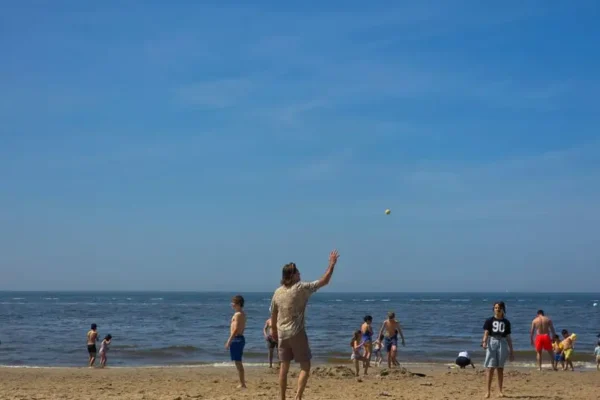 Wodne konkurencje i rodzinna zabawa na plaży w Łazach