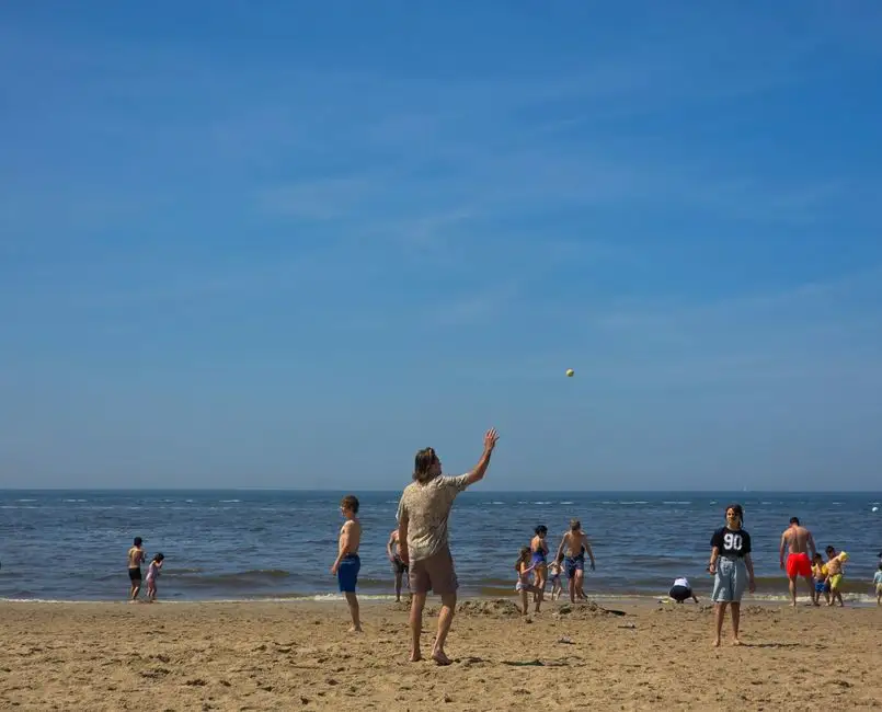 Wodne konkurencje i rodzinna zabawa na plaży w Łazach