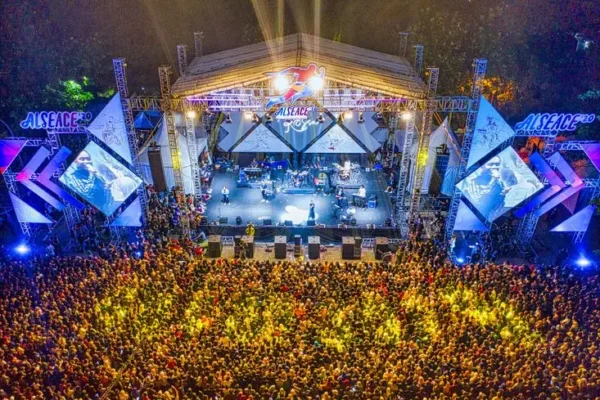 Koncert zespołu Bluszcz na platformie widokowej w Łazach