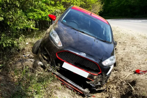 Jacinki: Auto wpadło do rowu, kierowca trafił do szpitala