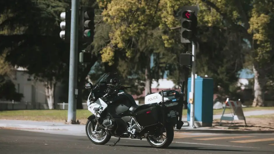 Policyjne patrole motocyklowe na drogach Koszalina – większe bezpieczeństwo w wakacje