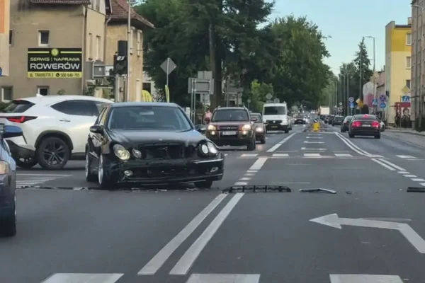 Kolizja dwóch aut na skrzyżowaniu w Koszalinie. Są utrudnienia