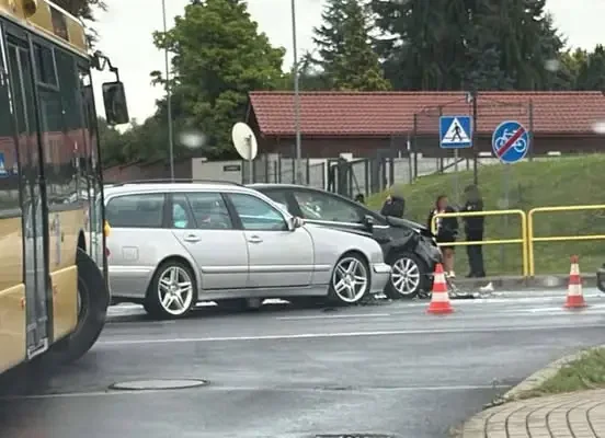 Zderzenie dwóch aut na ul. Gnieźnieńskiej w Koszalinie