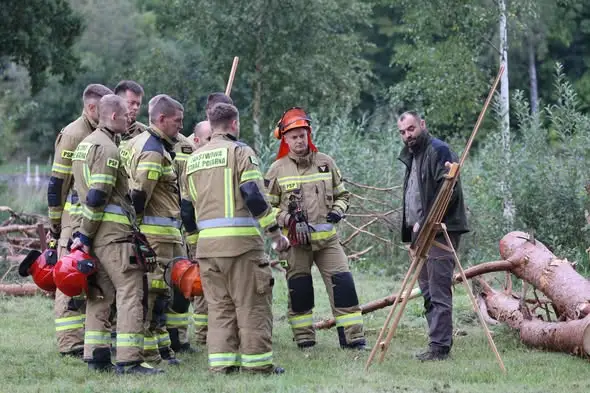 Szkolenie strażaków z symulatorem naprężeń drewna w Polanowie