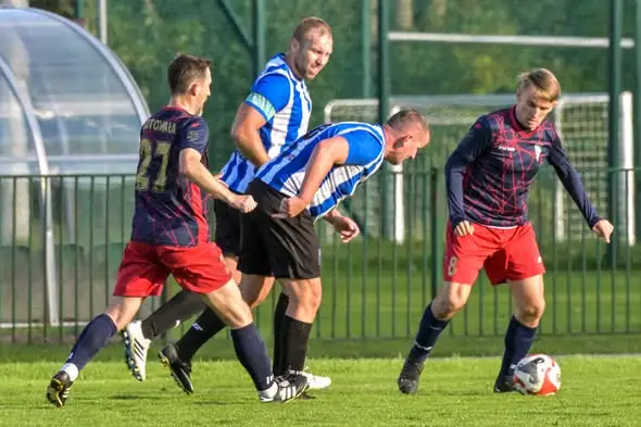 Oldboje Victorii Sianów wygrywają ze Spartą Gryfice 6:2 i gonią lidera