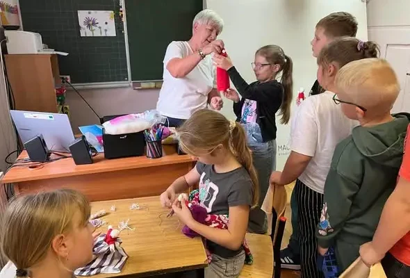 Motanki łączą pokolenia – warsztaty w Gminie Polanów