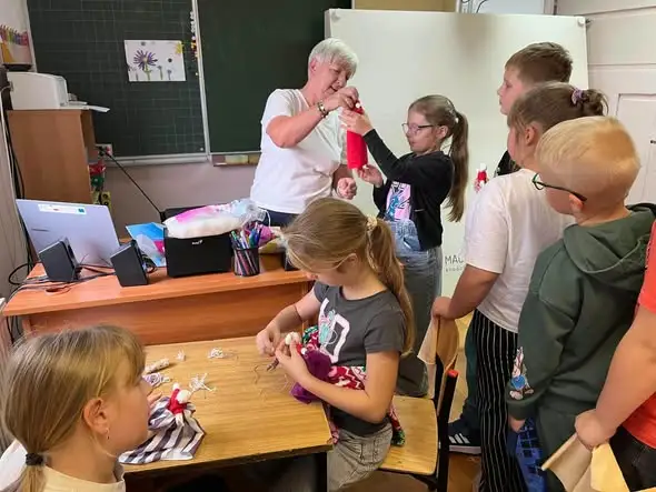 Motanki łączą pokolenia – warsztaty w Gminie Polanów