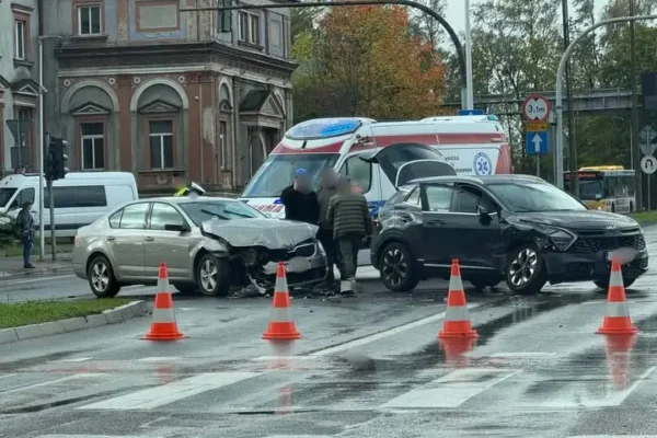 Koszalin: kolizja dwóch aut na skrzyżowaniu Zwycięstwa i Armii Krajowej