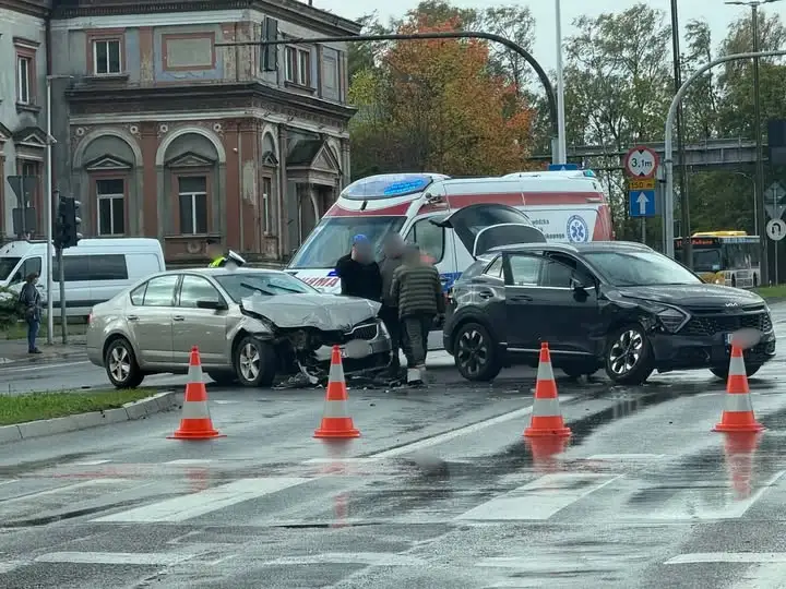 Koszalin: kolizja dwóch aut na skrzyżowaniu Zwycięstwa i Armii Krajowej