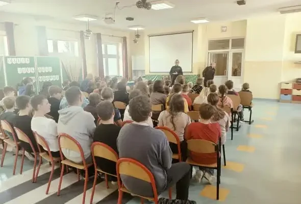 Spotkanie profilaktyczne z policją w szkole w Bobolicach