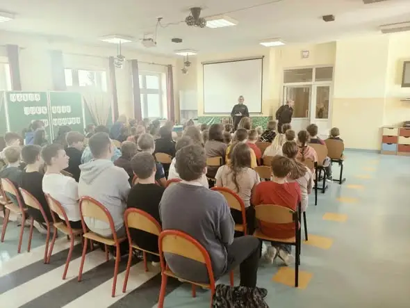 Spotkanie profilaktyczne z policją w szkole w Bobolicach