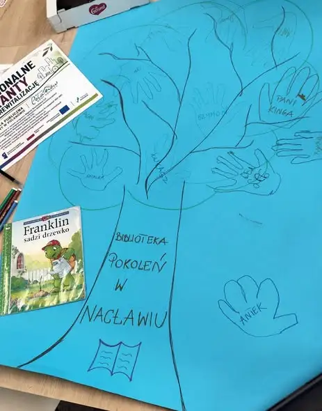 Wspólne drzewo w Bibliotece Pokoleń w Nacławiu – kreatywne spotkanie z dziećmi
