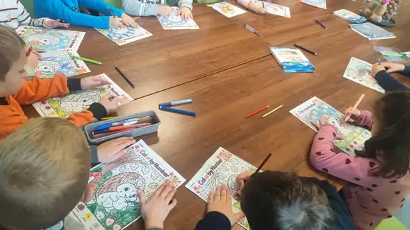 Jesienne spotkanie DKK w bibliotece w Polanowie – grupa „Motylki” odkrywała historię o przyjaźni