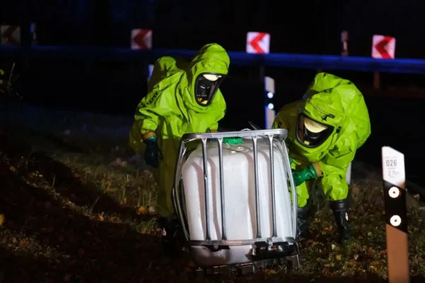 Plama ropopochodna na jezdni w Polanowie – interwencja OSP