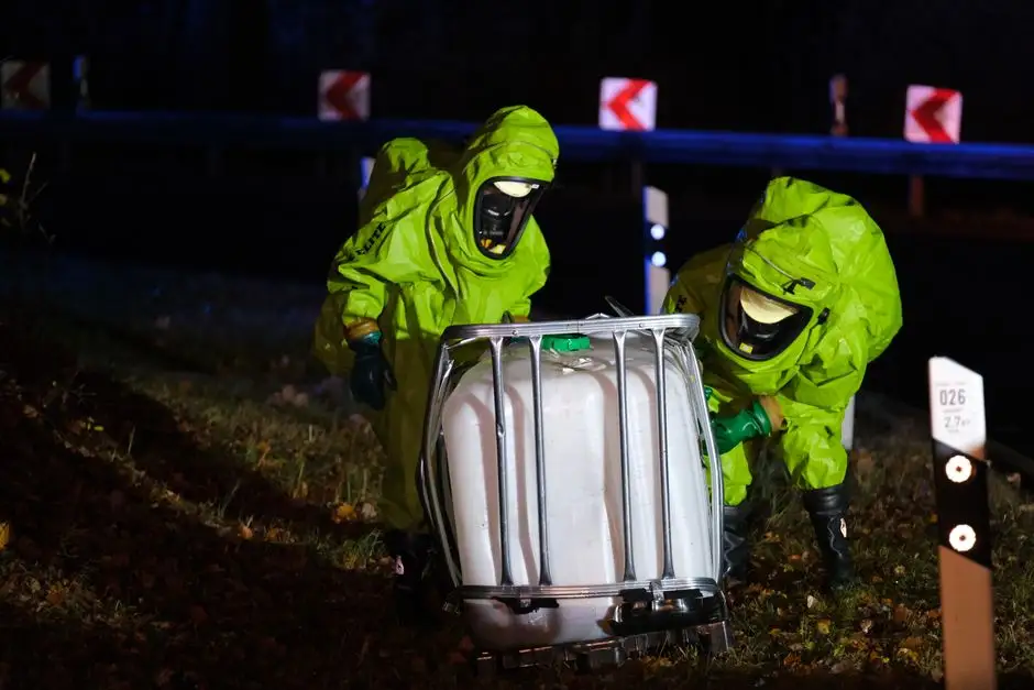 Plama ropopochodna na jezdni w Polanowie – interwencja OSP