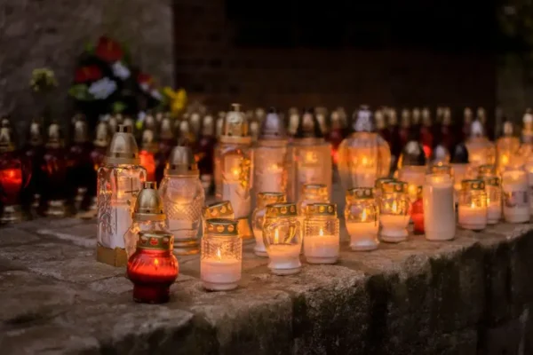 Weekend przed Wszystkimi Świętymi: policja ostrzega przed złodziejami na cmentarzach